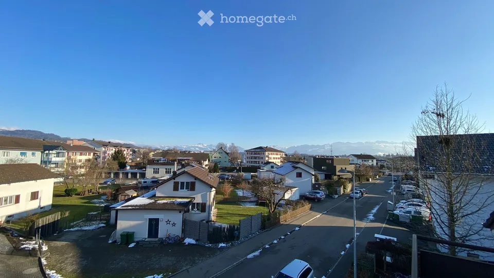 Appartamento mansardato di 3,5 locali luminoso a Rüti ZH