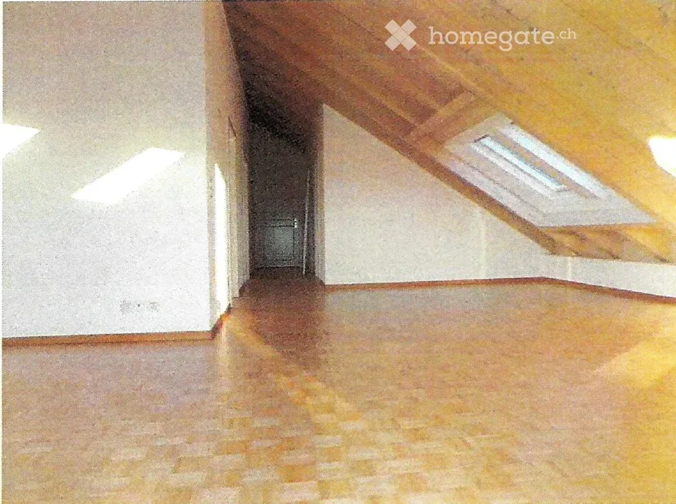Appartamento mansardato di 3,5 locali luminoso a Rüti ZH