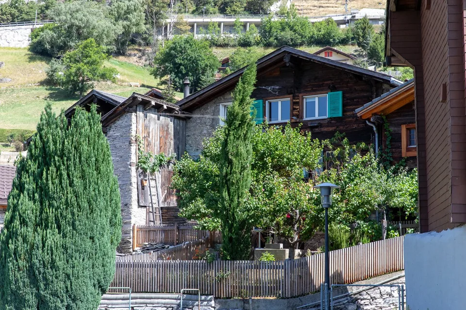 3.5-Zimmer-Wohnung in Hohtenn – Historischer Charme mit eigenem Garten