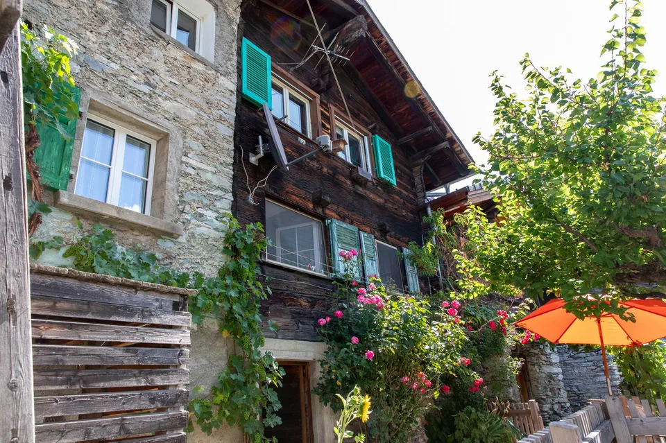 3.5-Zimmer-Wohnung in Hohtenn – Historischer Charme mit eigenem Garten