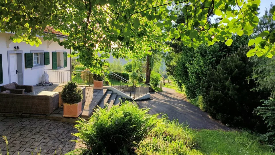 Tenuta di campagna idilliaca con molto spazio circostante vicino alla città