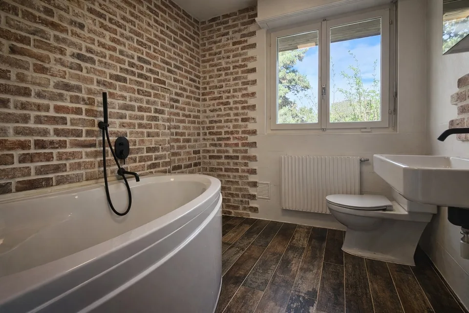 Elegant individual villa with spacious volumes on a 1'088 m² wooded plot