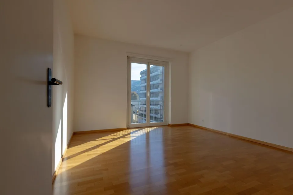 Appartement spacieux 3.5 pièces à l'étage supérieur avec vue ouverte à Chiasso