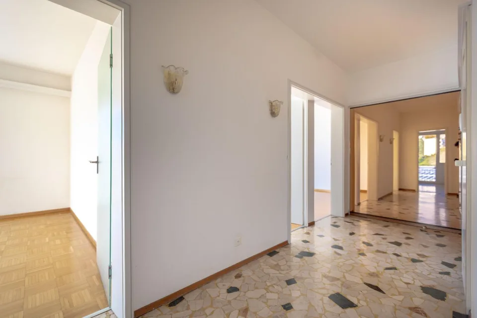 Appartement spacieux 3.5 pièces à l'étage supérieur avec vue ouverte à Chiasso