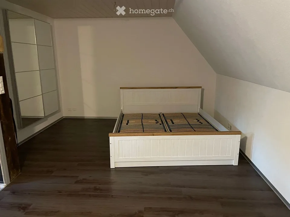 Charmante 3.5-Zimmer-Dachwohnung in Wynigen – Ruhige Lage mit viel Sonnenlicht