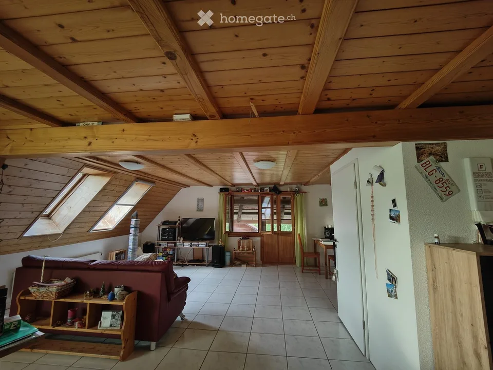 Charmante 3.5-Zimmer-Dachwohnung in Wynigen – Ruhige Lage mit viel Sonnenlicht