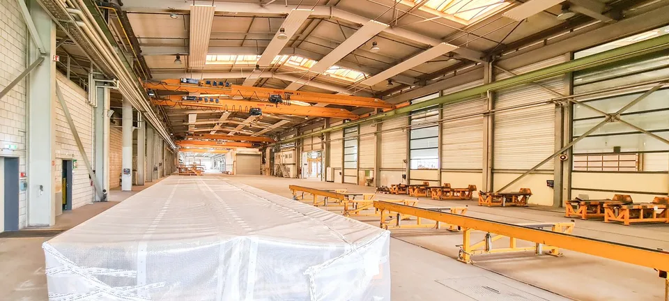 Industriehalle mit Deckenkränen und befestigte Aussenflächen