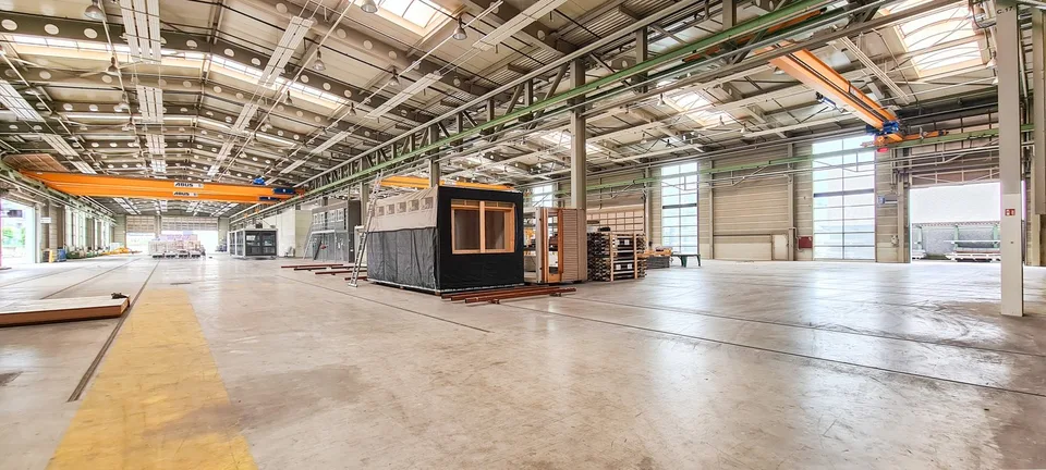 Industriehalle mit Deckenkränen und befestigte Aussenflächen