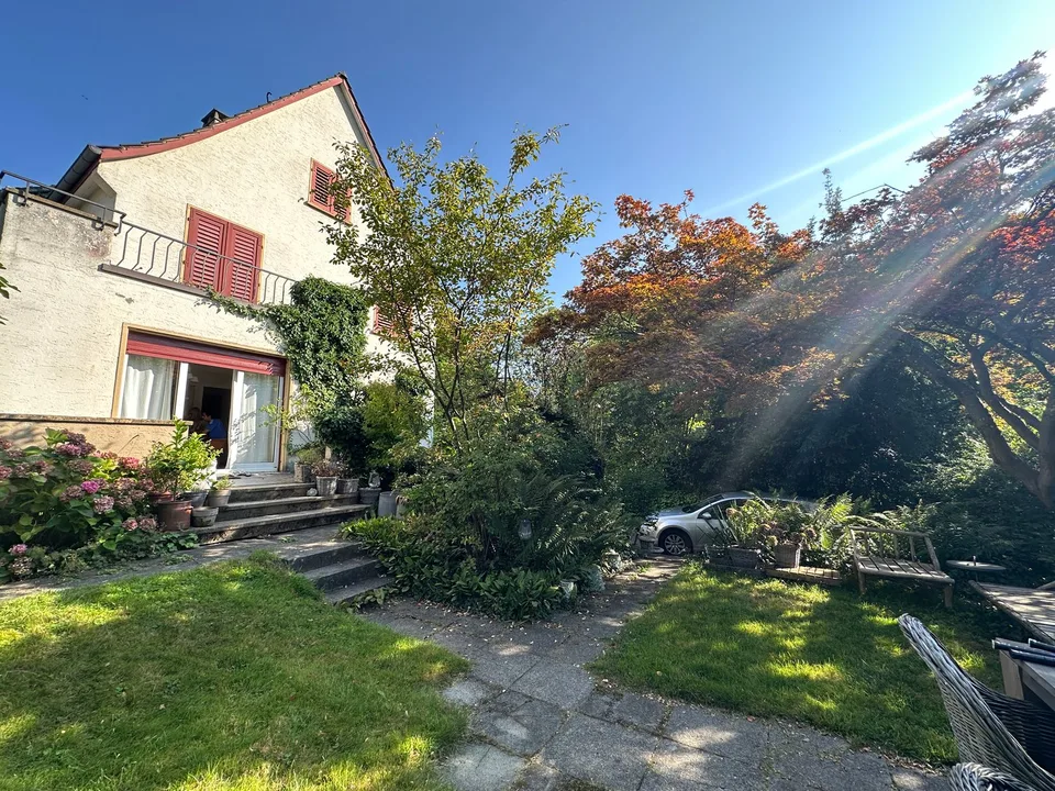 Charaktervolles 7 Zimmer Einfamilienhaus in beliebtem Wohnquartier