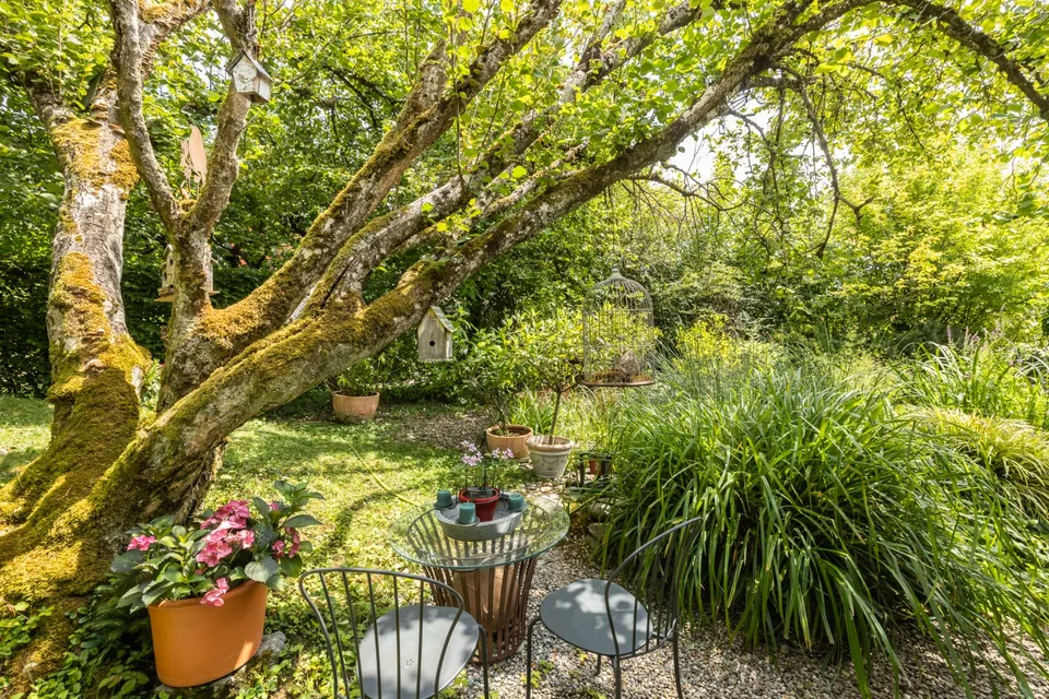 Unverwechselbares Haus mit Gartenidylle