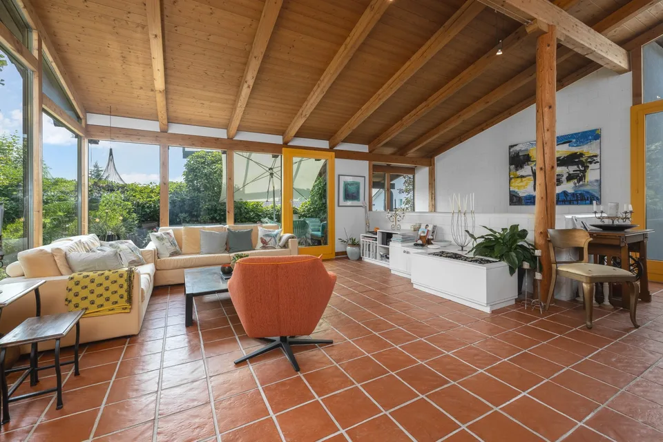 Unique house with garden idyll