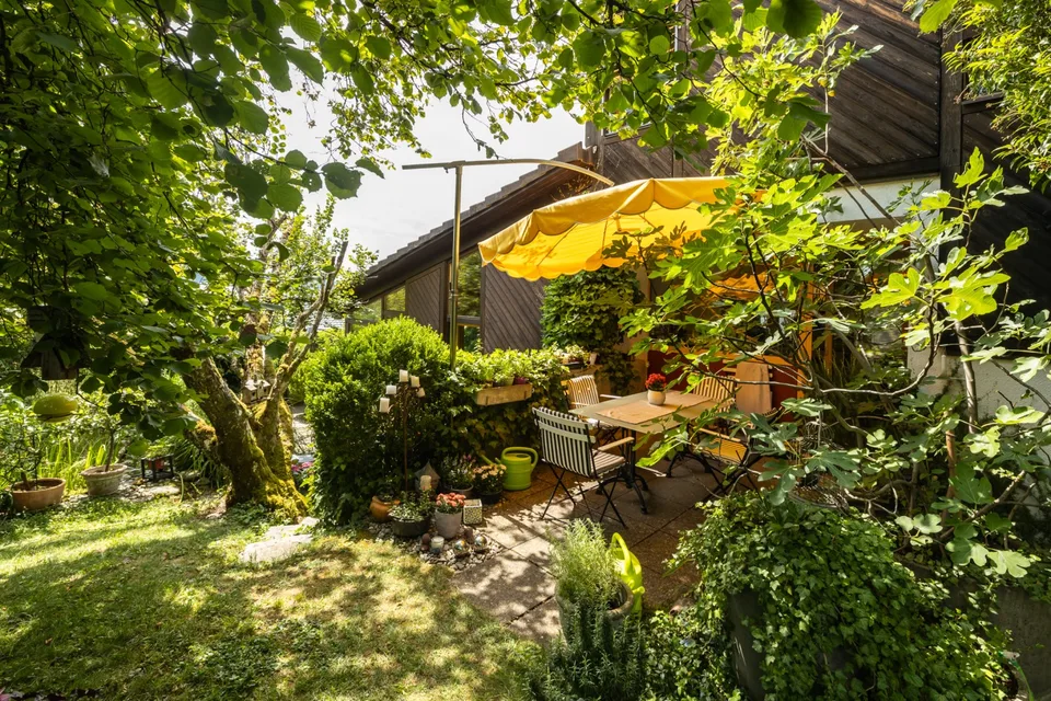 Unique house with garden idyll