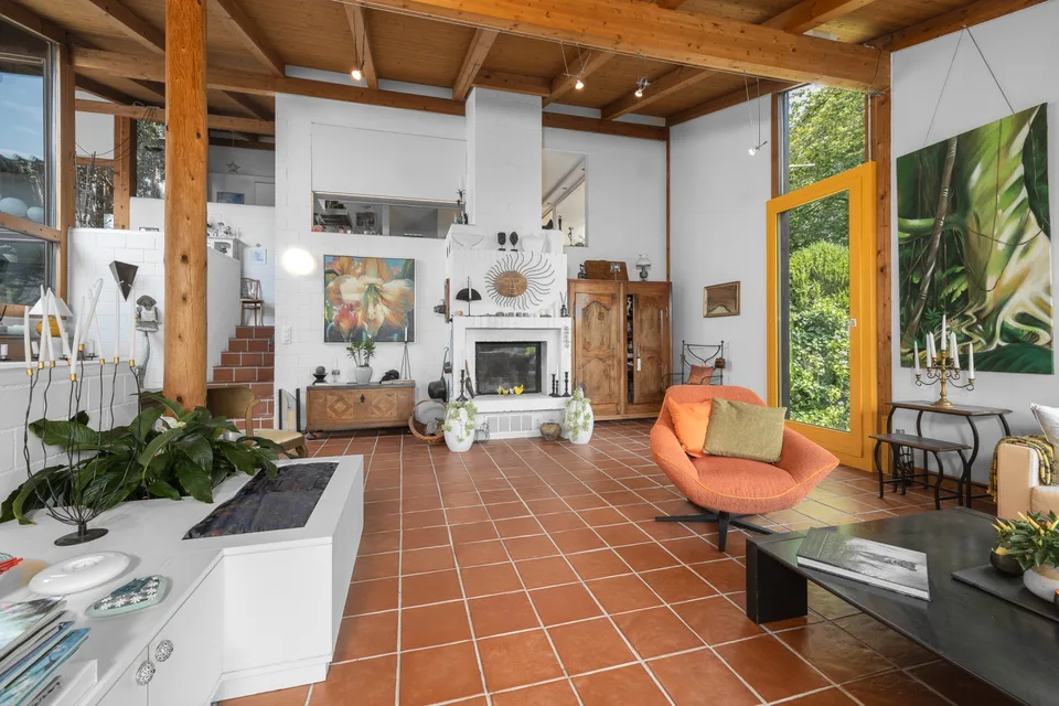 Unique house with garden idyll