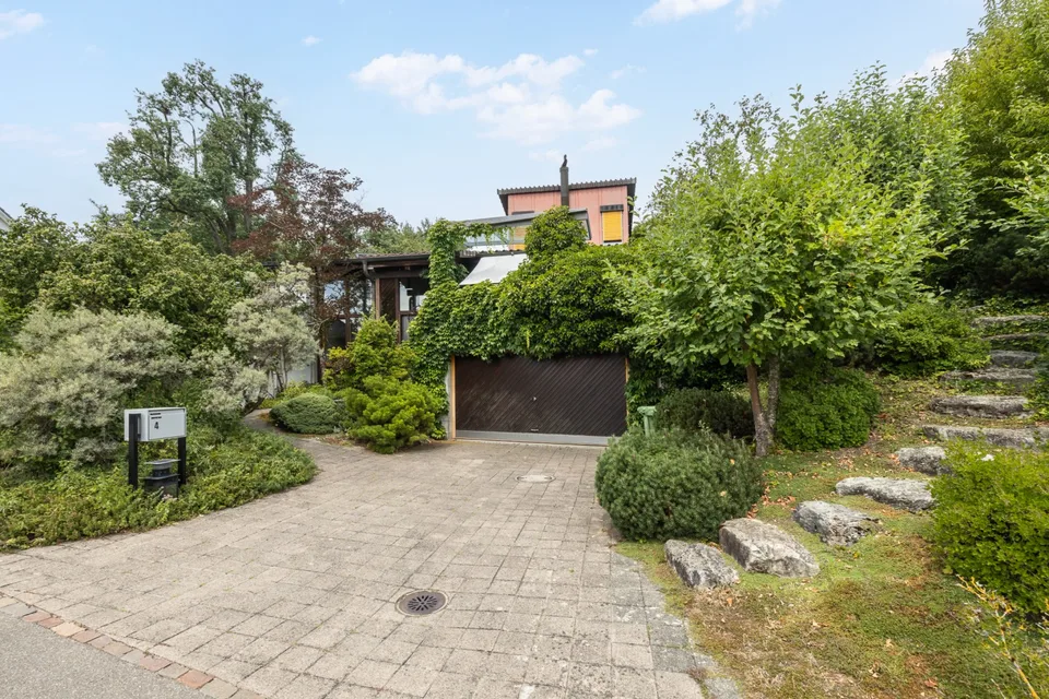 Unique house with garden idyll