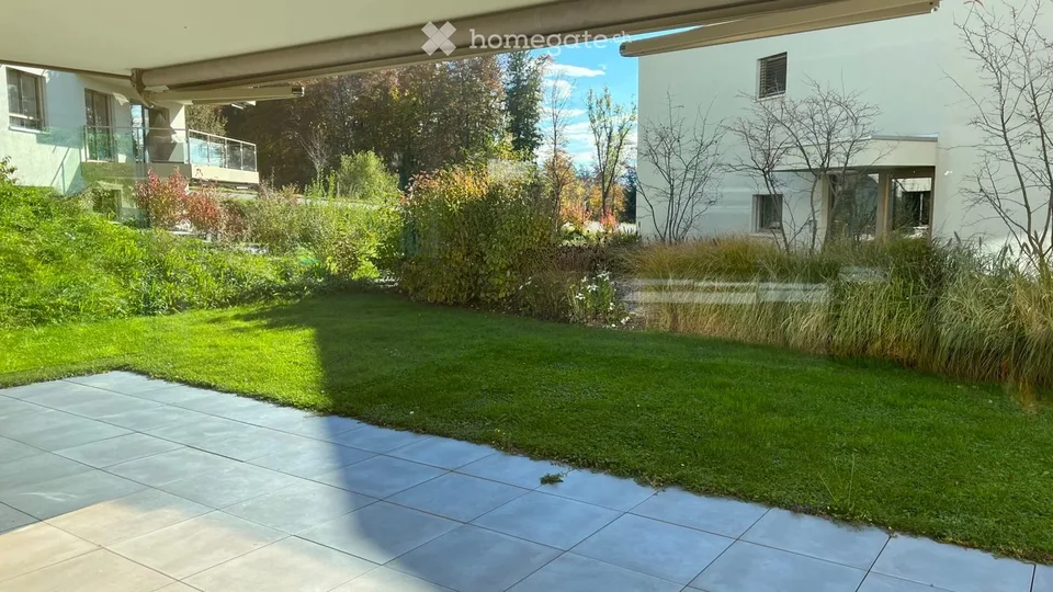 Ampio e soleggiato appartamento in giardino a Pfäffikon ZH