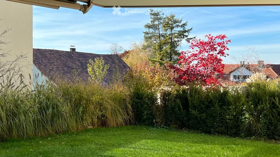 Ampio e soleggiato appartamento in giardino a Pfäffikon ZH