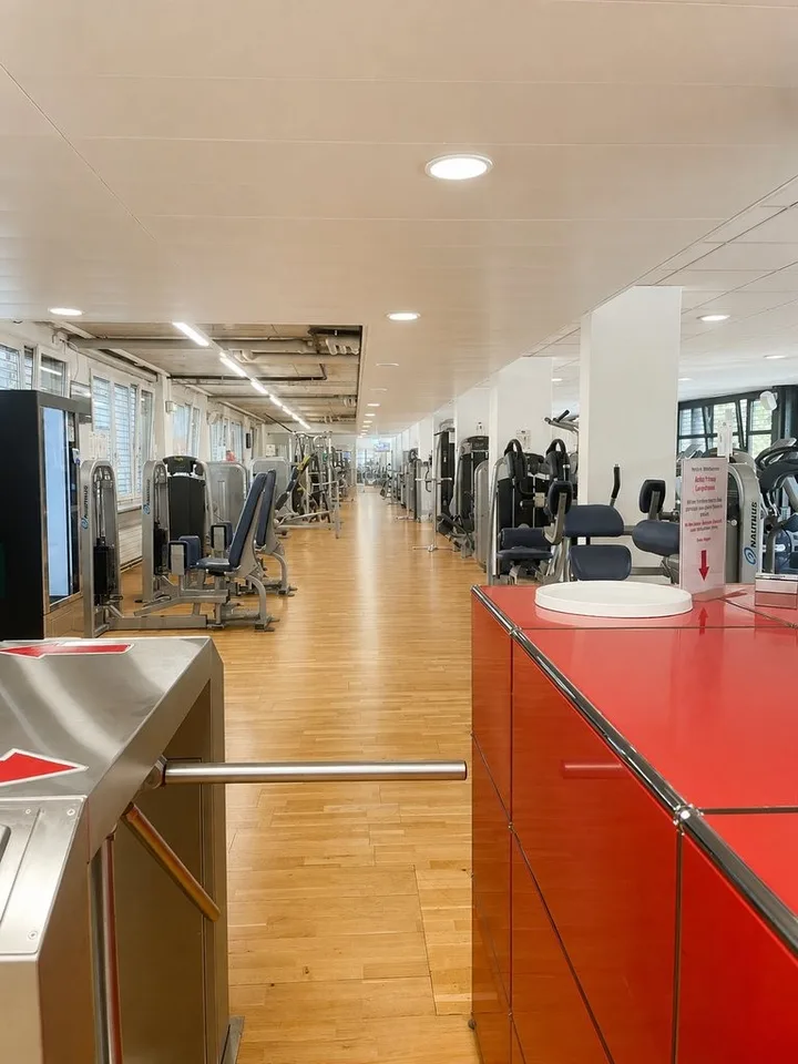 Espace commercial moderne dans un emplacement urbain de premier plan dans le district 5