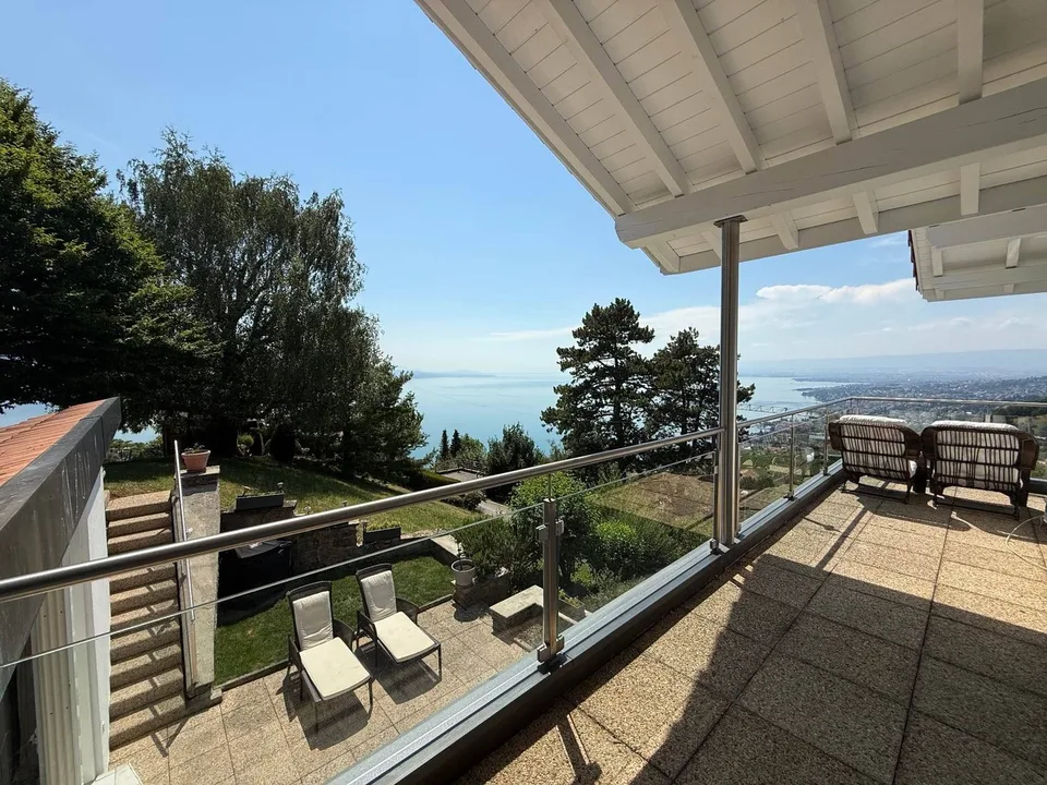 Spacious family villa with breathtaking views