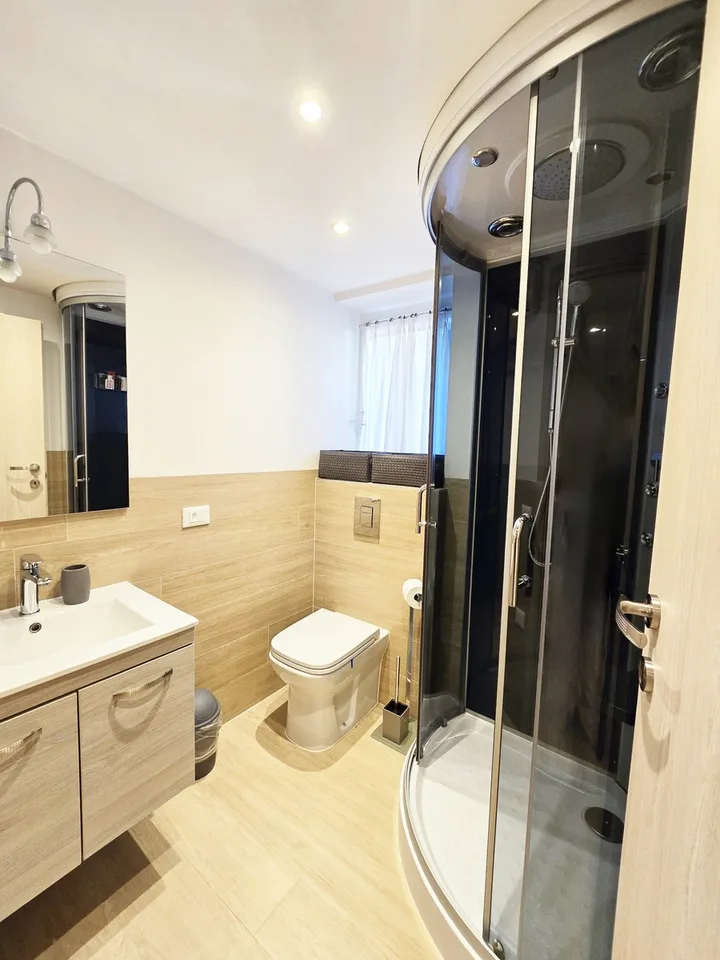 Beautifully renovated semi-detached house 3.5 and 2.5 rooms with beautiful exteriors
