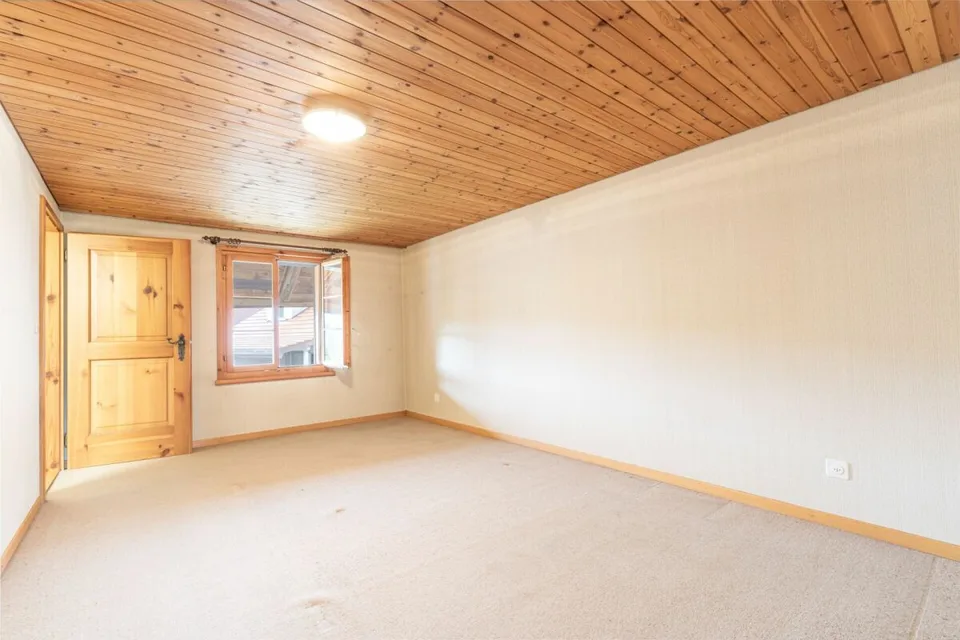 Two-family house with outbuilding and versatile development potential