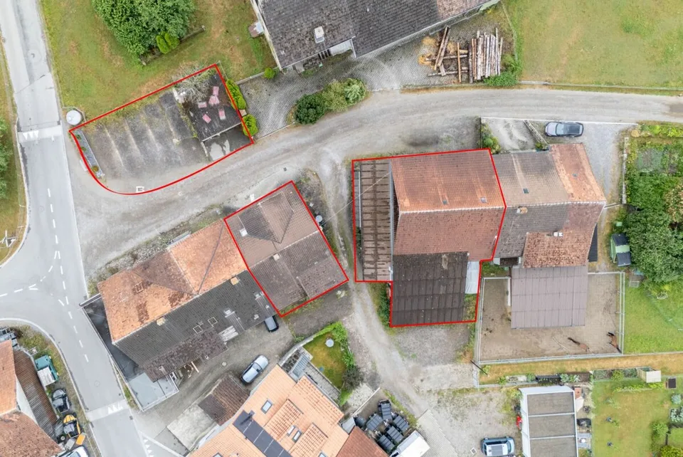 Two-family house with outbuilding and versatile development potential