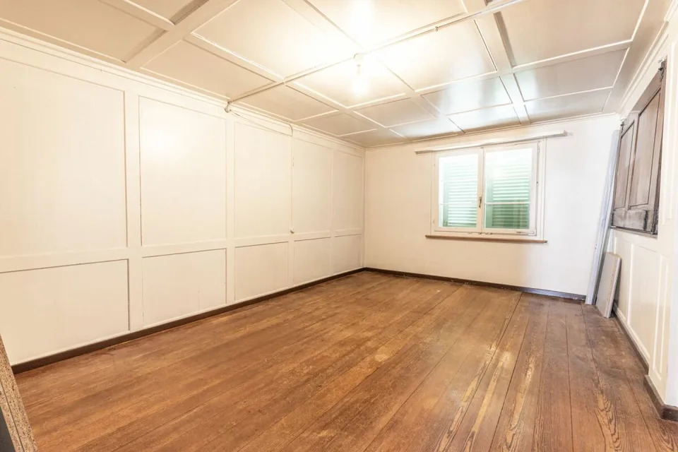 Two-family house with outbuilding and versatile development potential