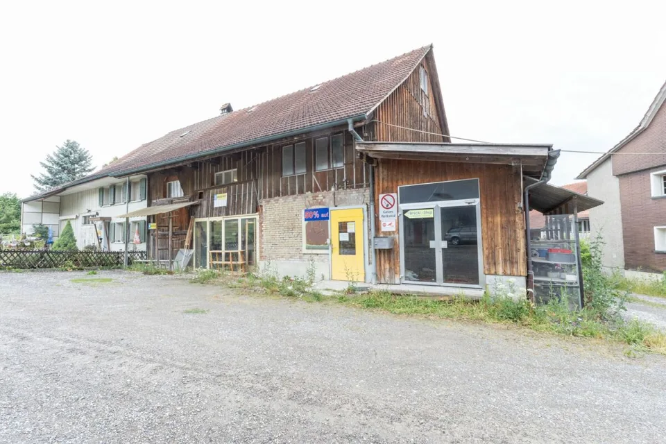 Two-family house with outbuilding and versatile development potential