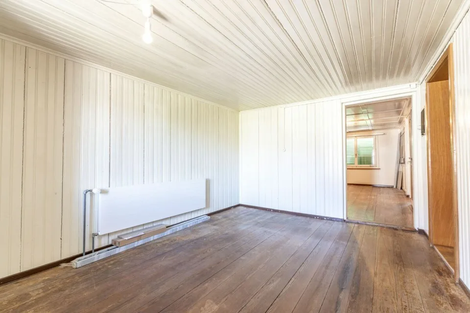 Two-family house with outbuilding and versatile development potential