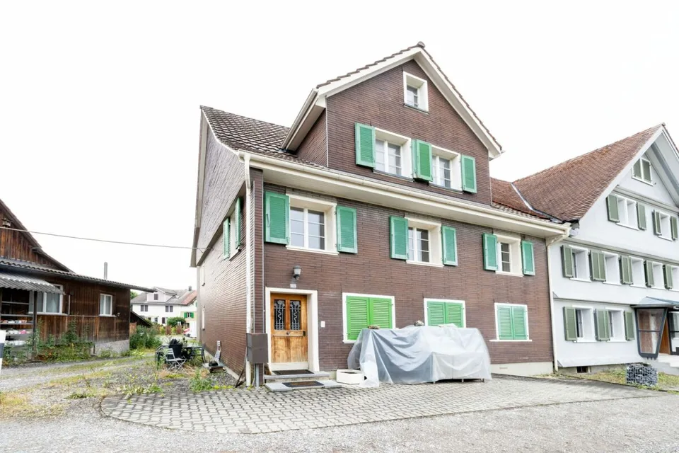 Two-family house with outbuilding and versatile development potential
