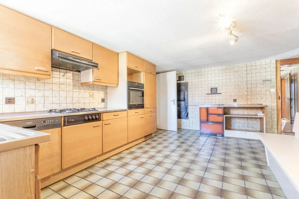 Two-family house with outbuilding and versatile development potential