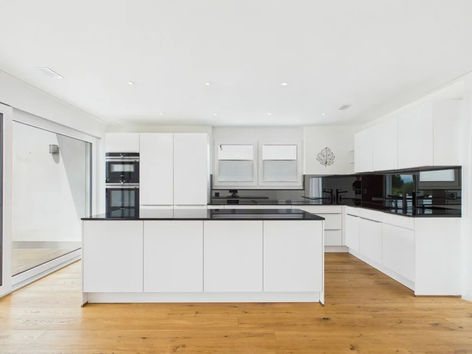 Penthouse apartment with various extras such as a very spacious terrace, lift with direct access to the apartment, oversized parking spaces, etc.
