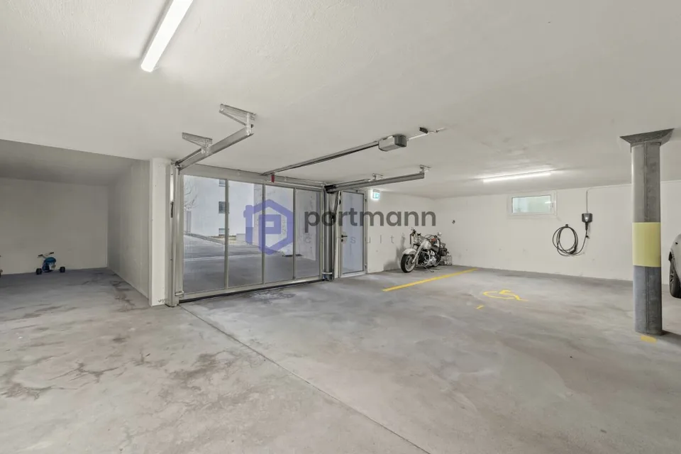 Penthouse apartment with various extras such as a very spacious terrace, lift with direct access to the apartment, oversized parking spaces, etc.