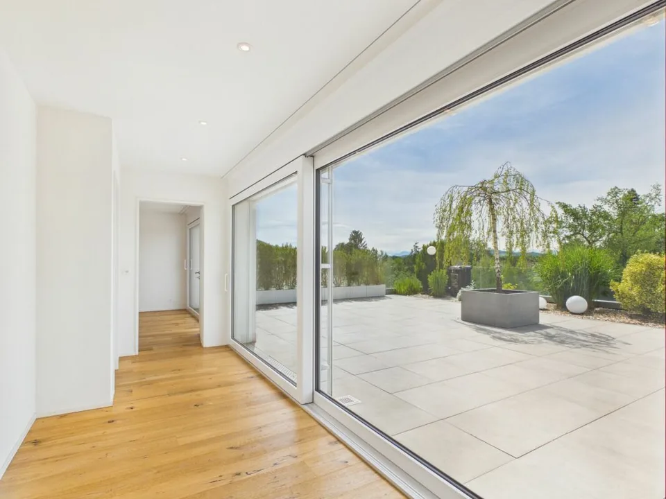 Penthouse apartment with various extras such as a very spacious terrace, lift with direct access to the apartment, oversized parking spaces, etc.