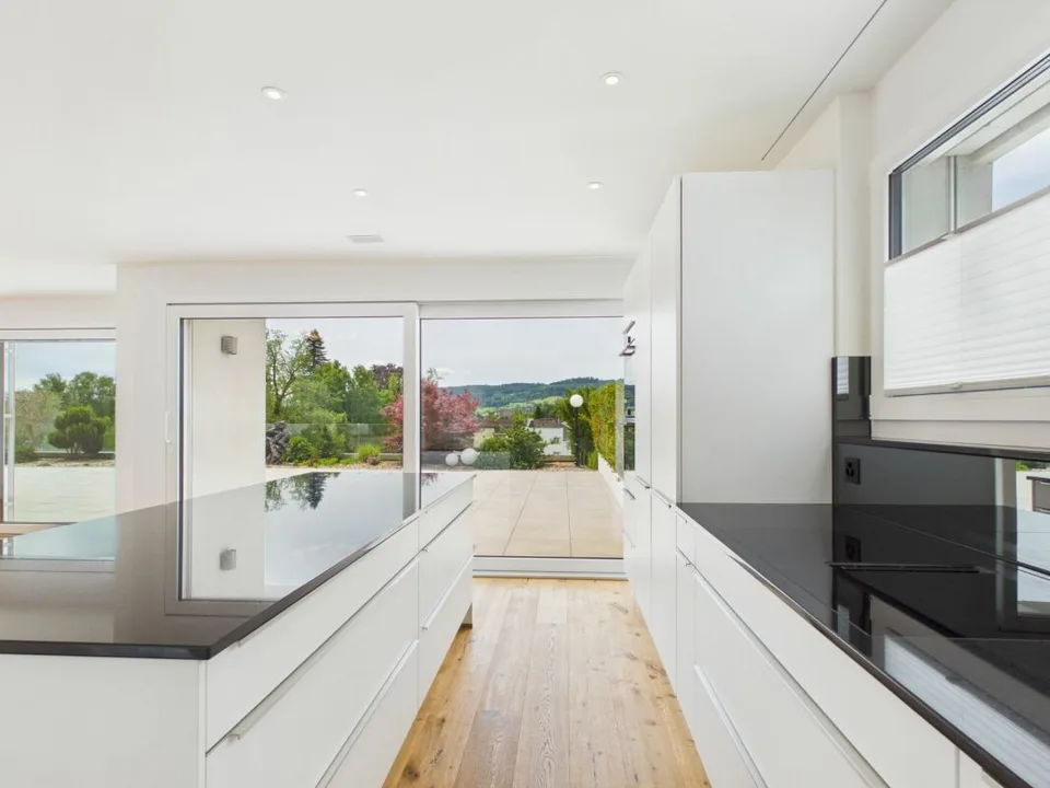 Penthouse apartment with various extras such as a very spacious terrace, lift with direct access to the apartment, oversized parking spaces, etc.