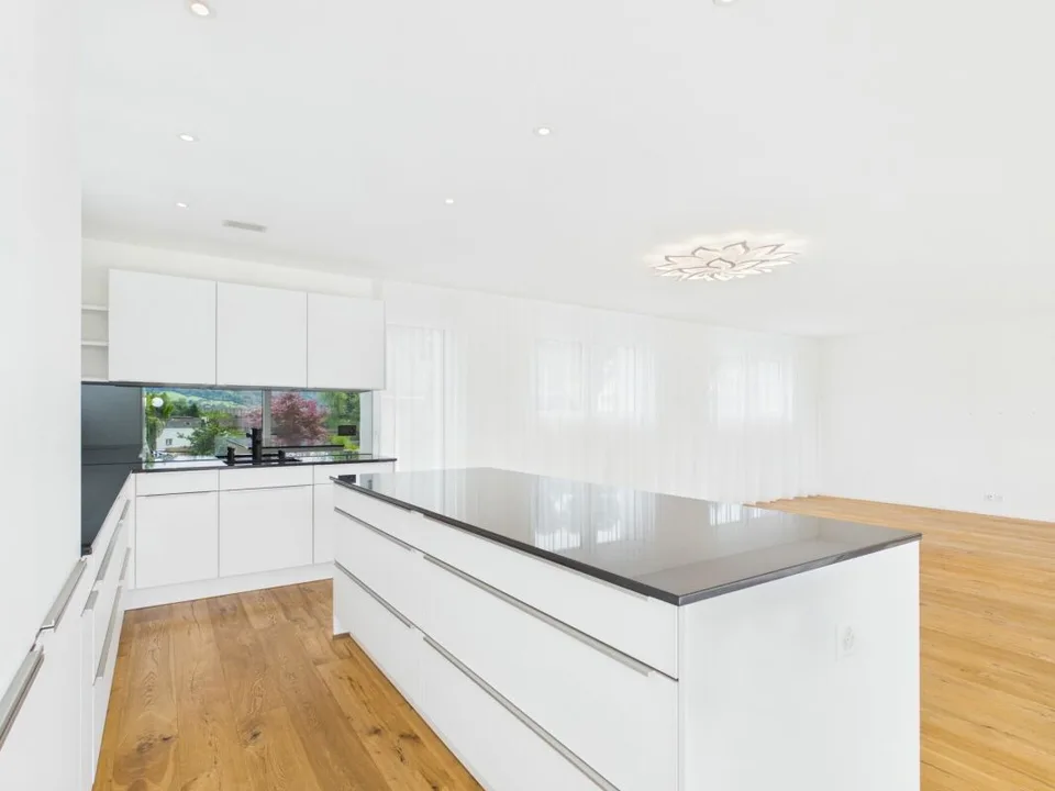 Penthouse apartment with various extras such as a very spacious terrace, lift with direct access to the apartment, oversized parking spaces, etc.
