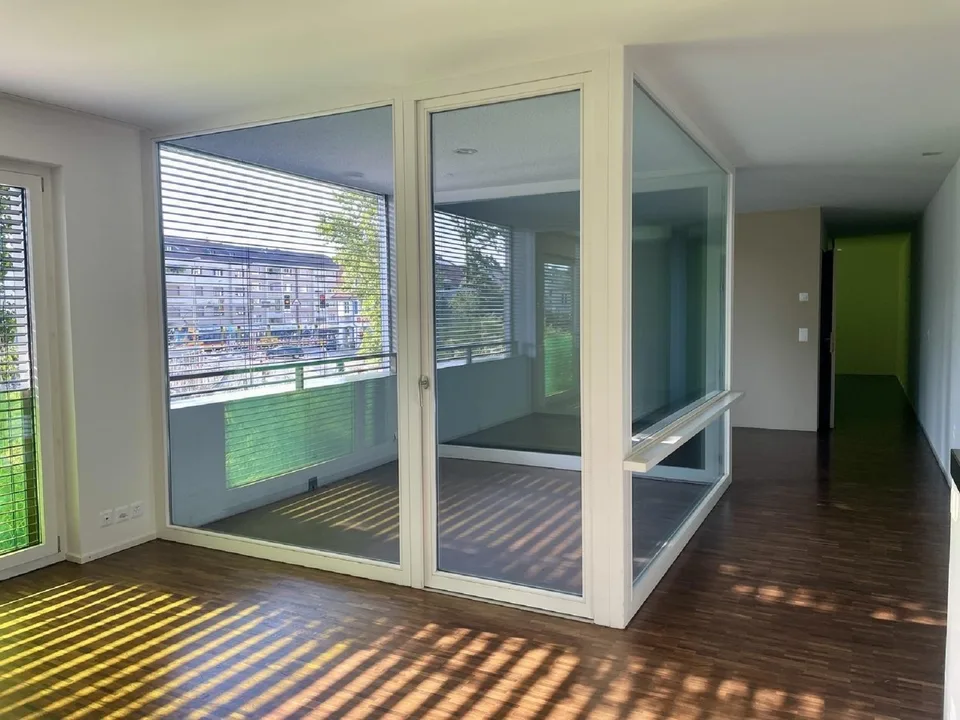 Bright 2.5-room apartment with balcony in Binningen available immediately!