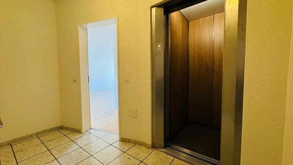 Komplett sanierte 4.5-Zimmerwohnung mit 2 Bädern, 2 Balkonen und 1 Tiefgaragenplatz