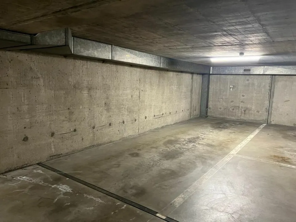 Komplett sanierte 4.5-Zimmerwohnung mit 2 Bädern, 2 Balkonen und 1 Tiefgaragenplatz