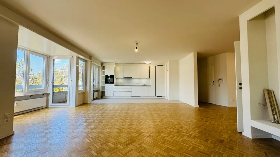 Komplett sanierte 4.5-Zimmerwohnung mit 2 Bädern, 2 Balkonen und 1 Tiefgaragenplatz