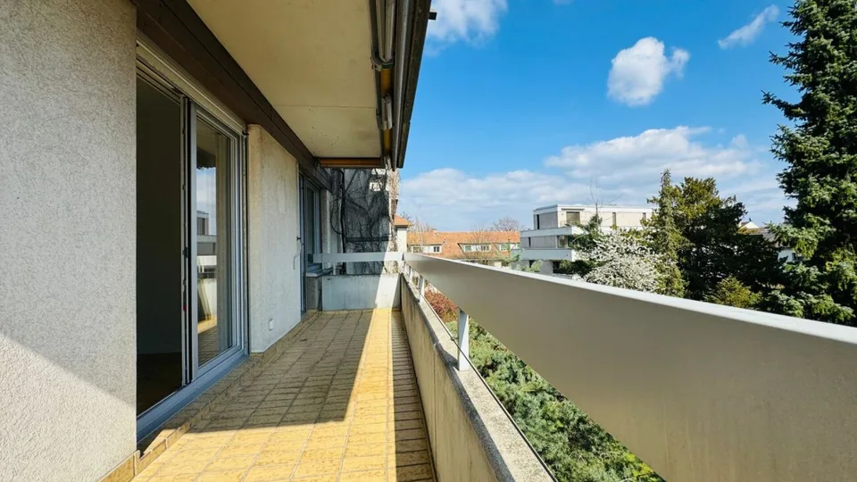 Komplett sanierte 4.5-Zimmerwohnung mit 2 Bädern, 2 Balkonen und 1 Tiefgaragenplatz