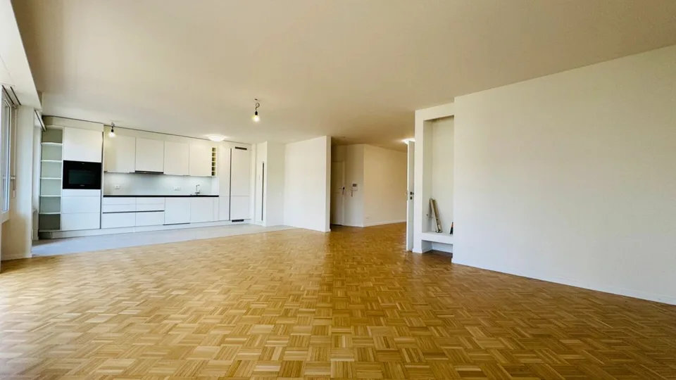 Komplett sanierte 4.5-Zimmerwohnung mit 2 Bädern, 2 Balkonen und 1 Tiefgaragenplatz