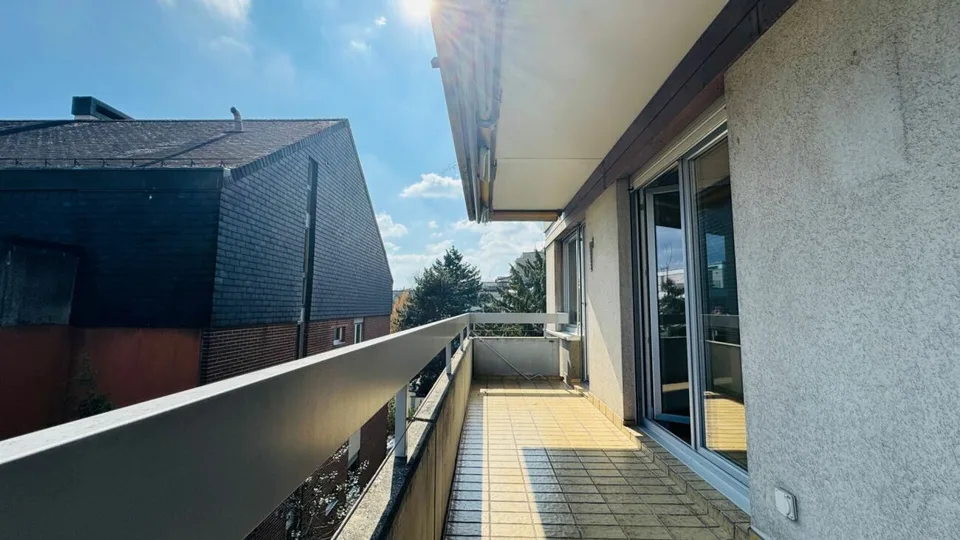 Komplett sanierte 4.5-Zimmerwohnung mit 2 Bädern, 2 Balkonen und 1 Tiefgaragenplatz