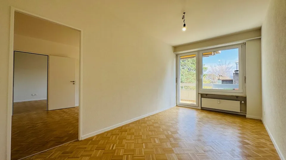 Komplett sanierte 4.5-Zimmerwohnung mit 2 Bädern, 2 Balkonen und 1 Tiefgaragenplatz