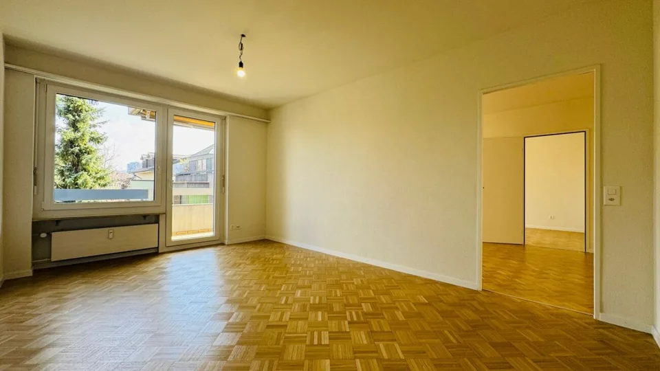 Komplett sanierte 4.5-Zimmerwohnung mit 2 Bädern, 2 Balkonen und 1 Tiefgaragenplatz