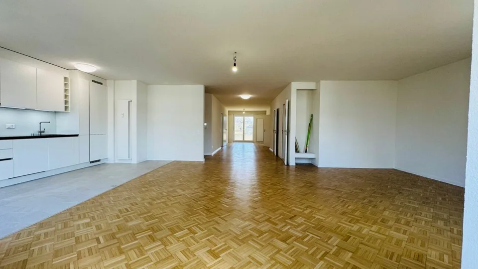 Komplett sanierte 4.5-Zimmerwohnung mit 2 Bädern, 2 Balkonen und 1 Tiefgaragenplatz