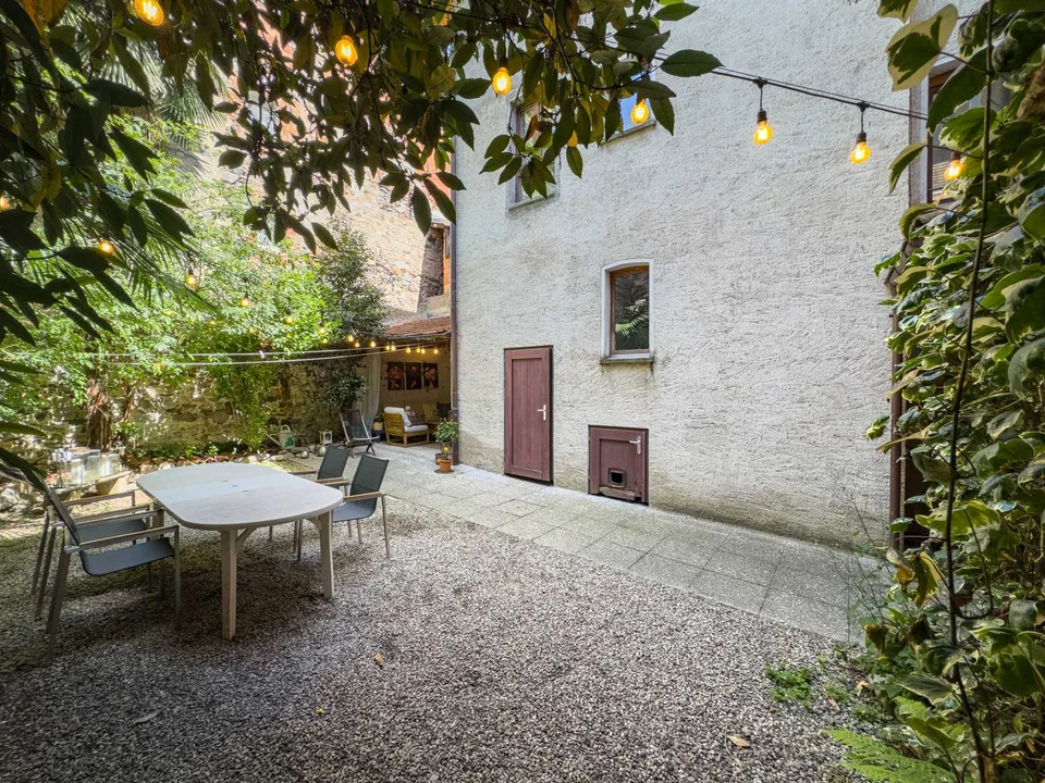 Prestigiosa Villa aus der Zeit im Zentrum von Caslano
