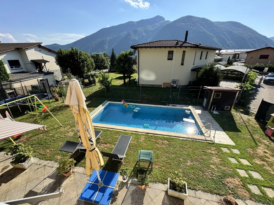 Maison jumelée de 8,5 pièces avec piscine et terrain à Melano