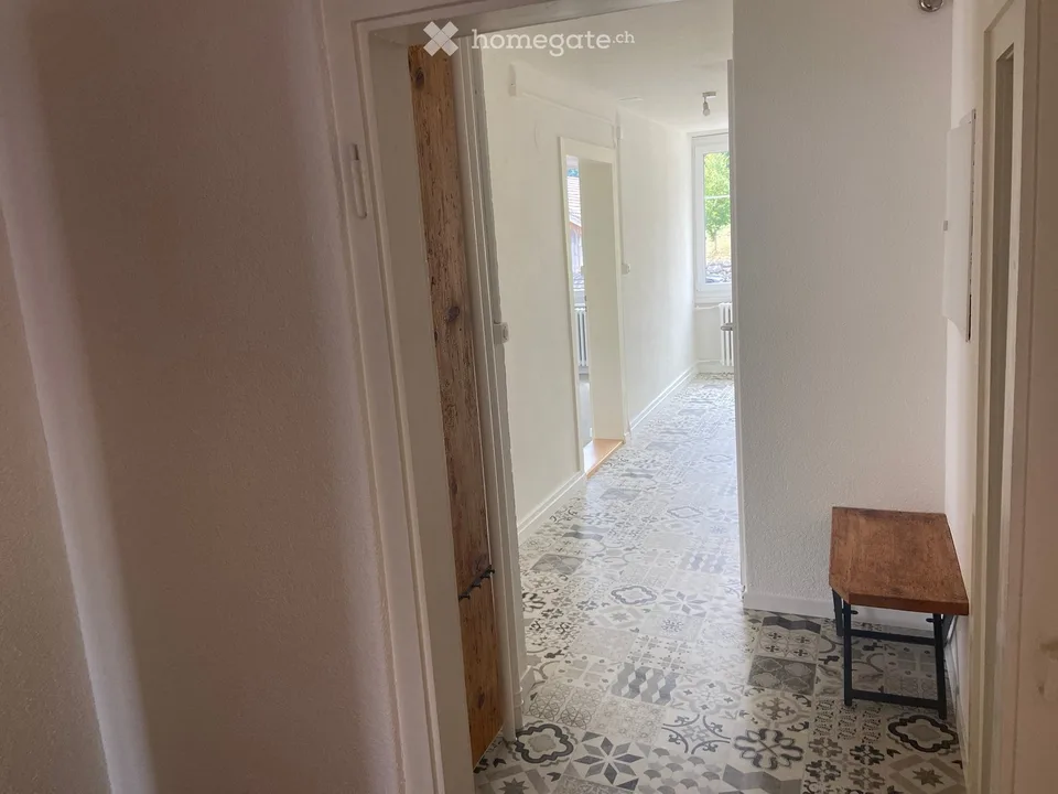 Charmante helle 4.5-Zimmer-Altbauwohnung mit Balkon in Necker