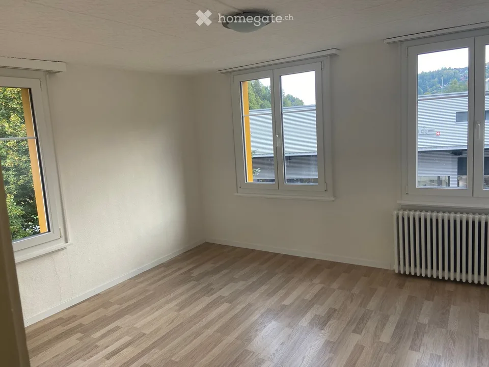 Charmante helle 4.5-Zimmer-Altbauwohnung mit Balkon in Necker
