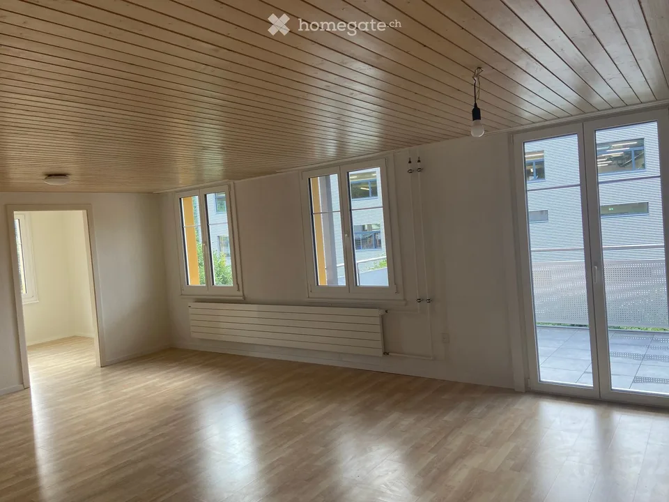 Charmante helle 4.5-Zimmer-Altbauwohnung mit Balkon in Necker